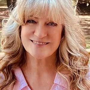 AUTHOR SPOTLIGHT | Mae Camp